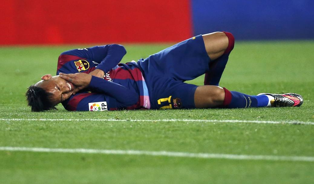 Neymar a terra si tocca il viso (Action Images)